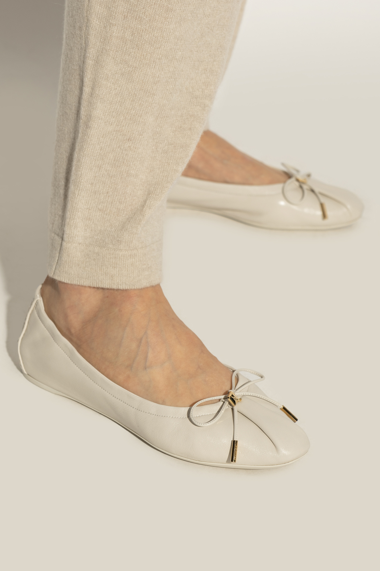 フラットシューズ FERRAGAMO Woman Ballet flats White 0777437 MASCARPONE New Vara plate bicolor ballet flat - Women | Ferragamo